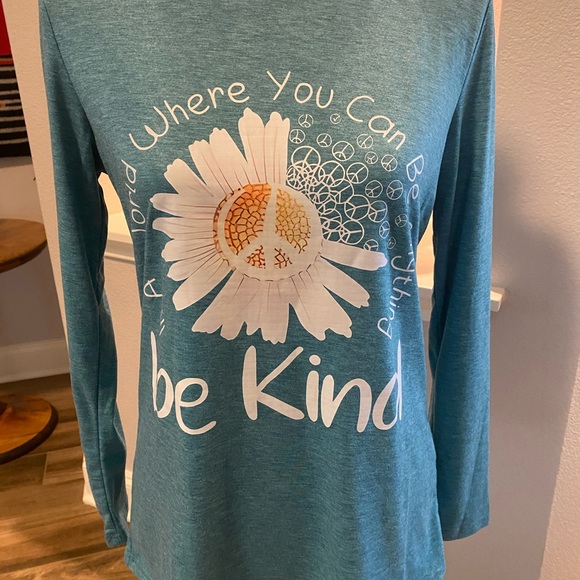 NWT Woman’s Long Sleeve Tee Be Kind Shirt - Picture 6 of 8